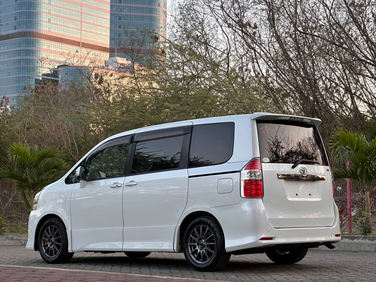 TOYOTA NOAH thumbnail 2